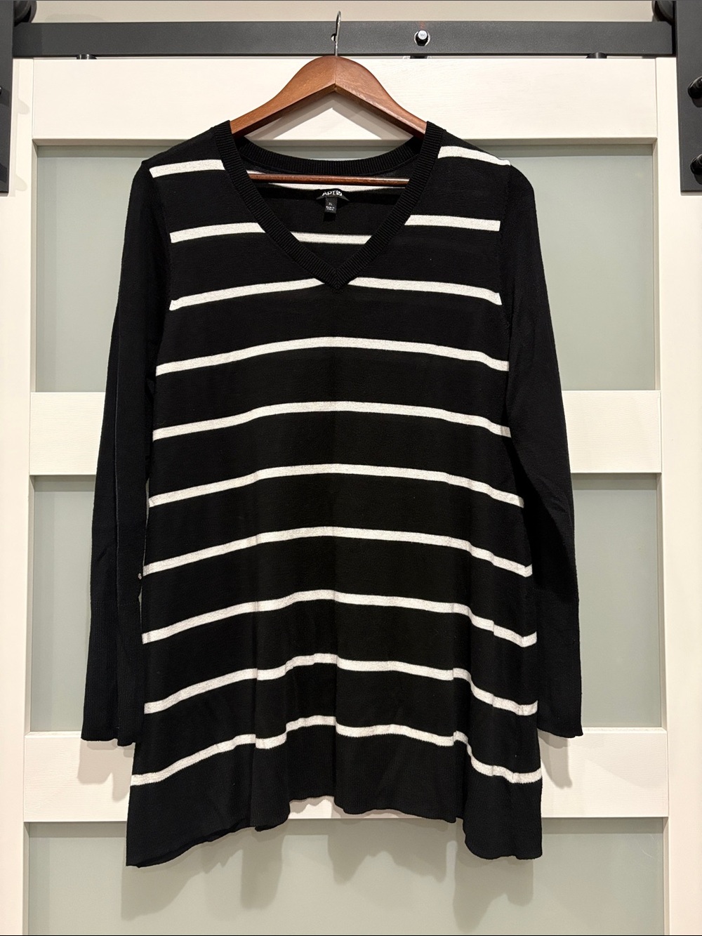 Apt. 9 Black & White Striped V-Neck Long Sleeve Top